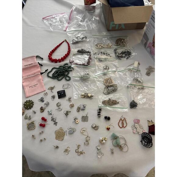 Mixed Lot Of Variety Jewelry. Necklaces, Pins, Earrings. All Earrings Have Pairs - Picture 15 of 15